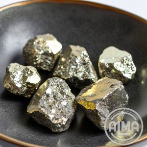 Pirita en grupo en cuenco con logo